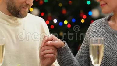 男人温柔地亲吻女人的手，<strong>圣诞夜</strong>的<strong>浪漫</strong>约会，特写
